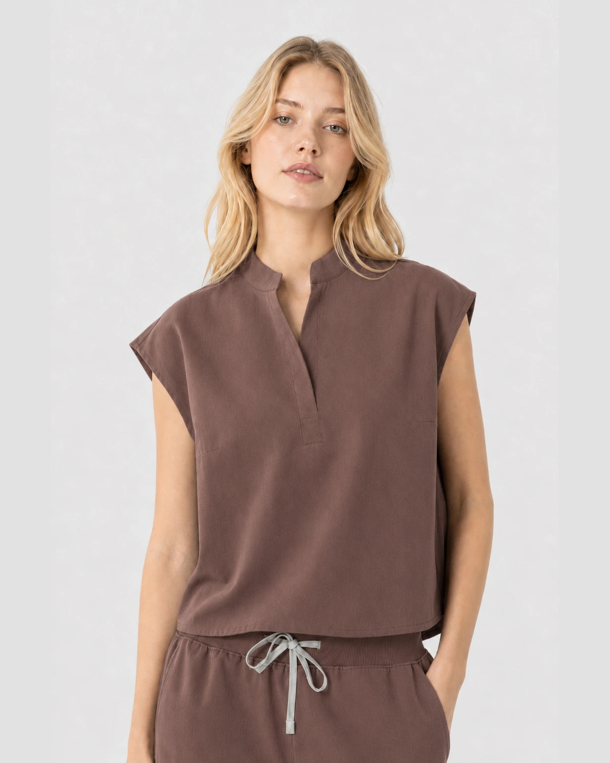 Brown Eipnare Women's Sleeveless Mandarin Collar Jogger Scrub Set - Stretch Medical Scrubs for Women